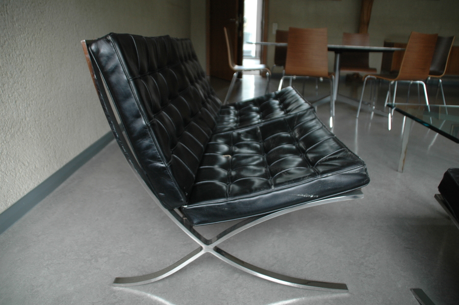 Barcelona stoel in bureau districtsburgemeester